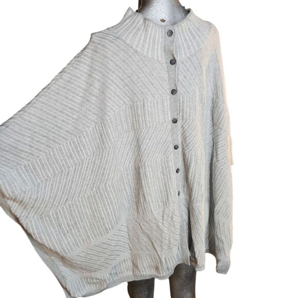 Banana Republic Light Grey Knit Poncho - Picture 9 of 10